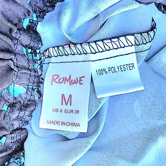 Adorable ROMWE Ruffled Edge Shorts With Roses Size M - Picture 4 of 7